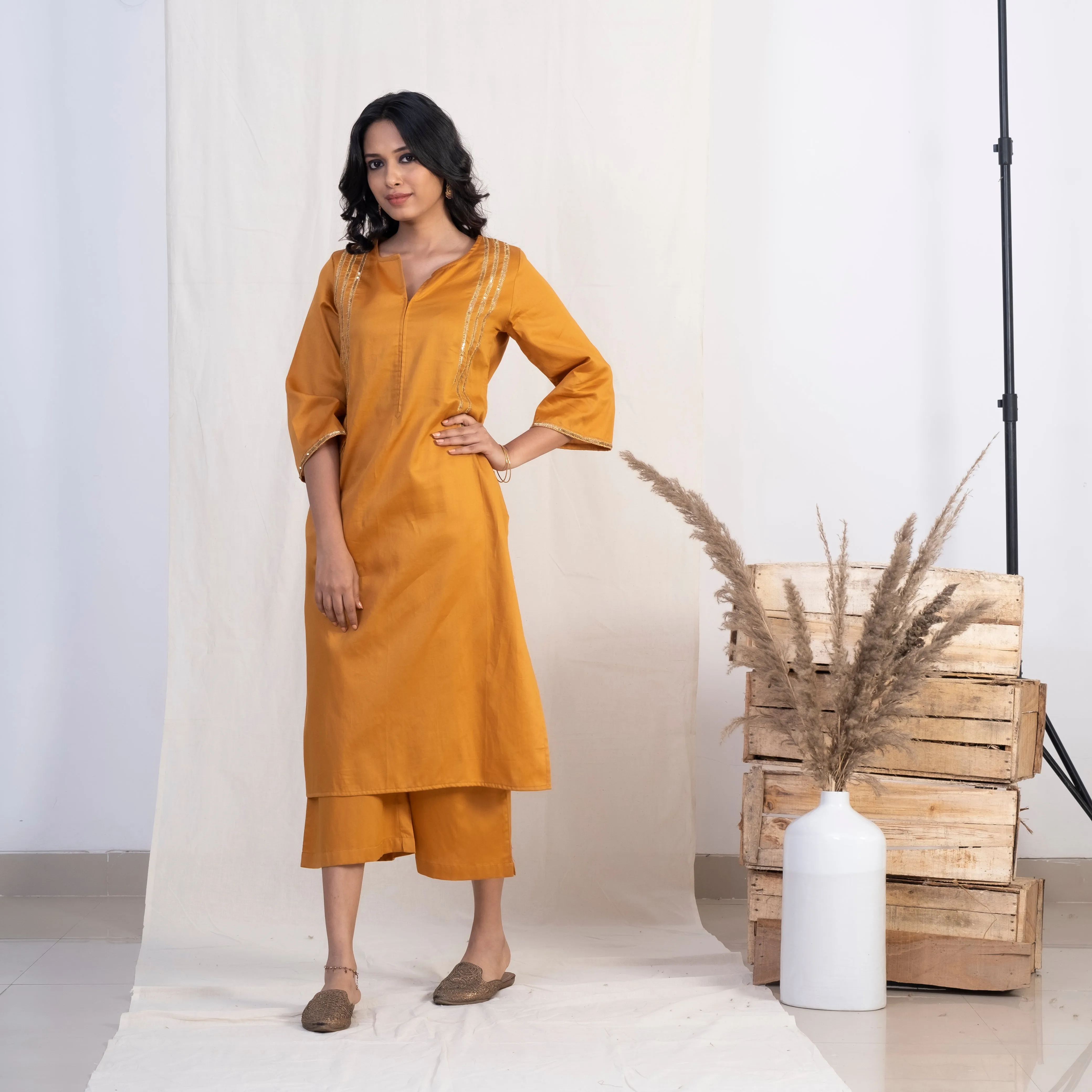 Akiso Gold Round With Front Slit Neck Kurta