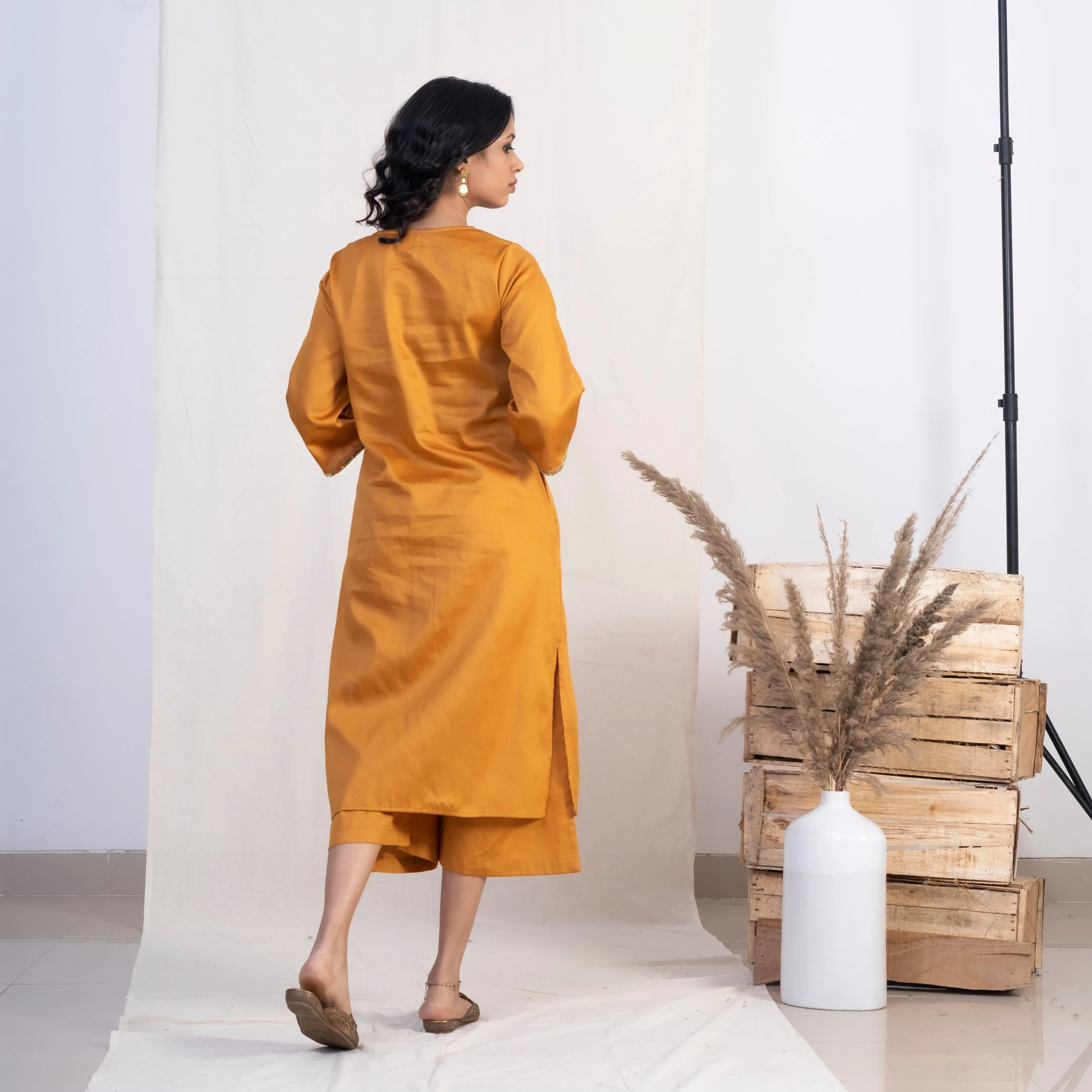 Akiso Gold Round With Front Slit Neck Kurta