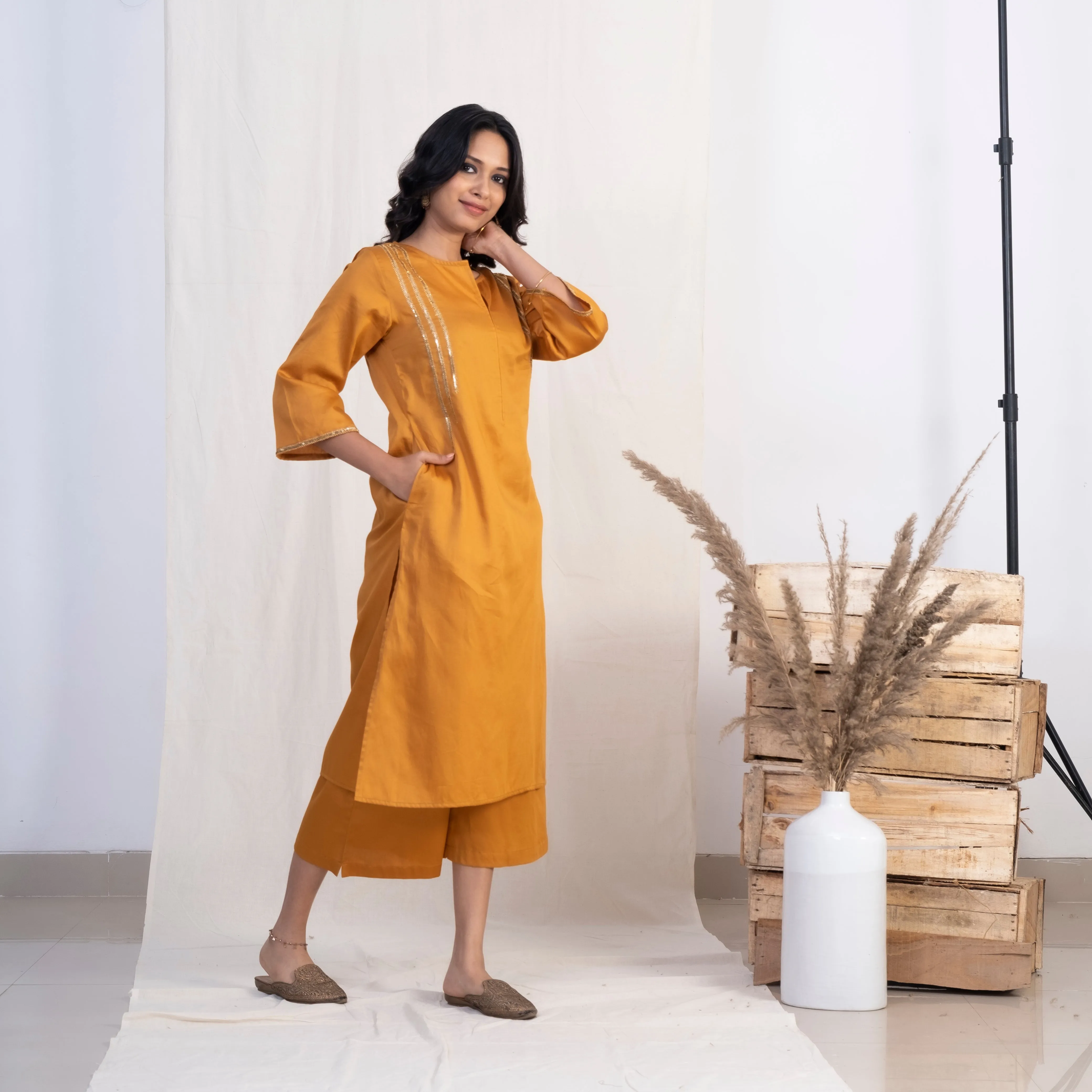 Akiso Gold Round With Front Slit Neck Kurta