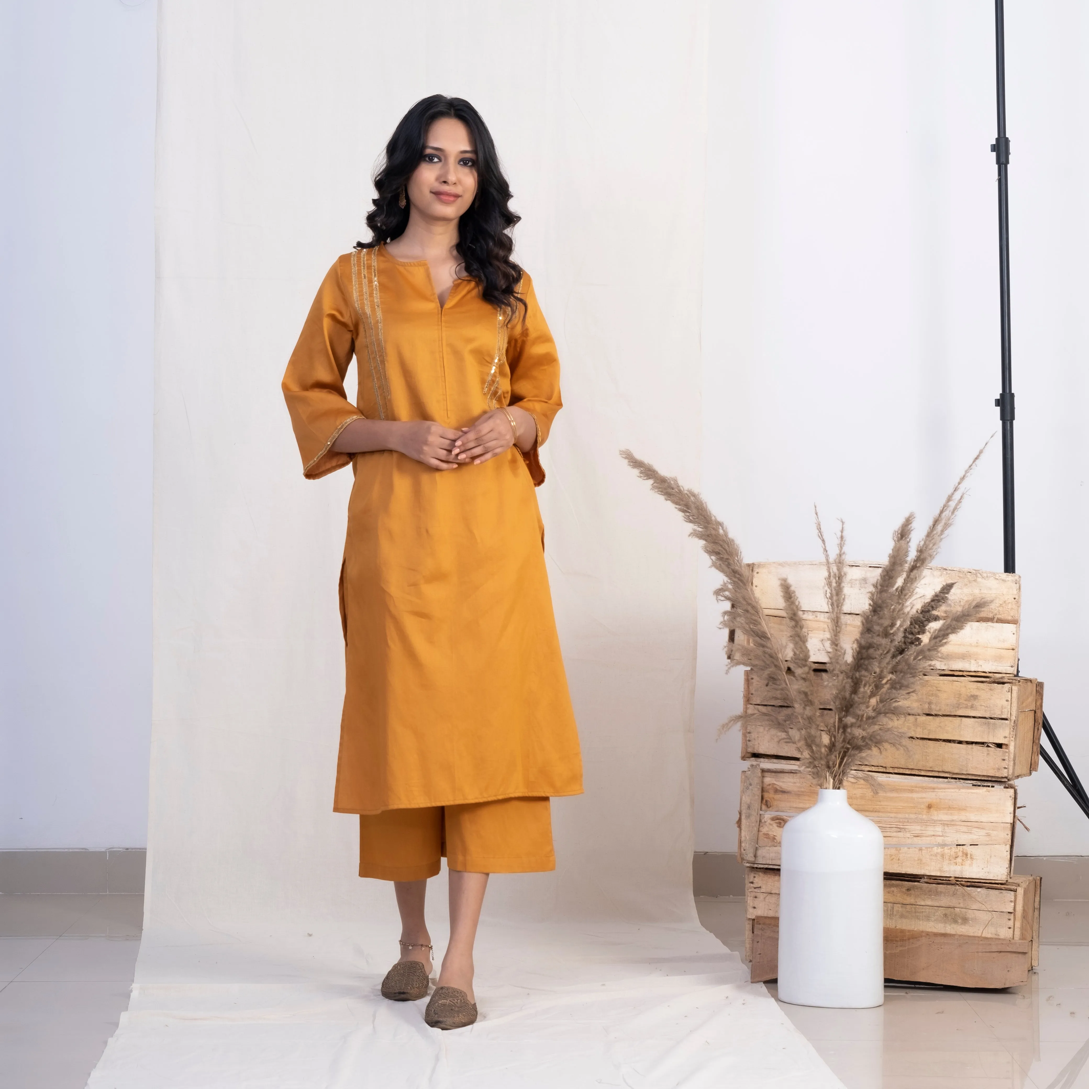 Akiso Gold Round With Front Slit Neck Kurta