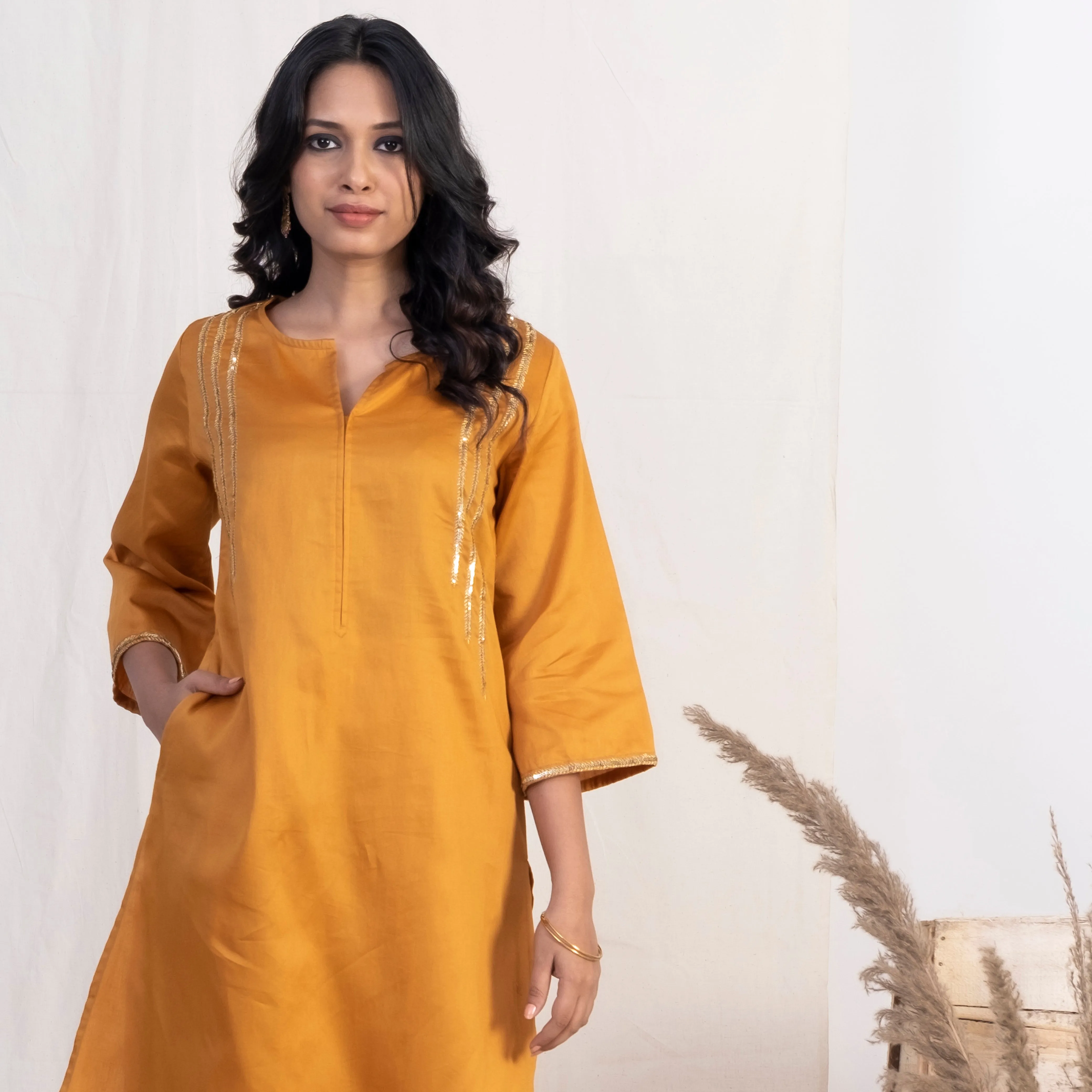 Akiso Gold Round With Front Slit Neck Kurta